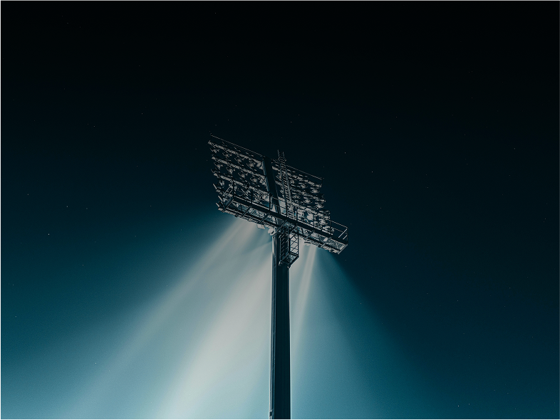 Projecteur de stade allumé la nuit
