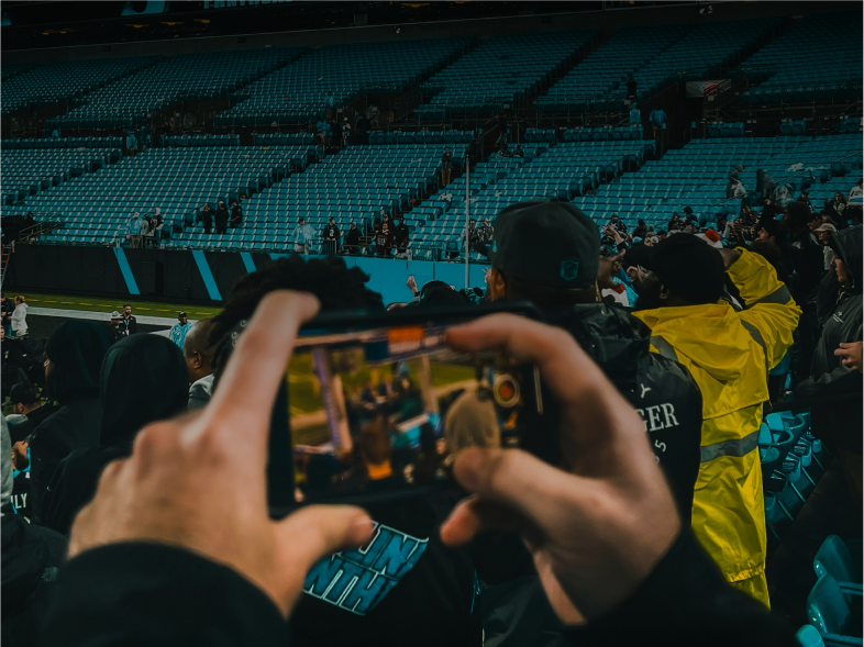 Fans filmant un match avec leurs smartphones